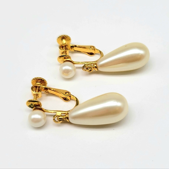 Vintage Ivory Faux Pearl Teardrop Earrings in Gold Tone with Screw Backs - Picture 6 of 7